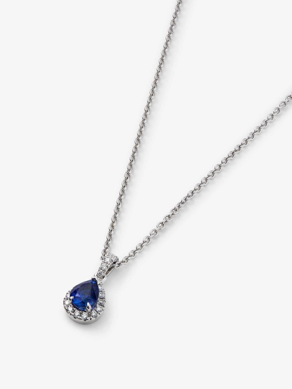 Colgante de oro blanco de 18K con zafiro azul y diamantes