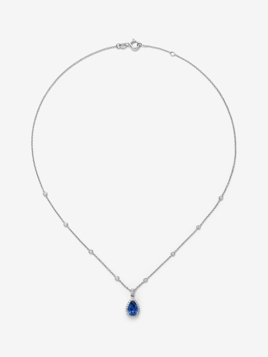 Colgante de oro blanco de 18K con zafiro azul royal en talla pera con un total de 2,46 cts y 32 diamantes en talla brillante con un total de 0,42 cts