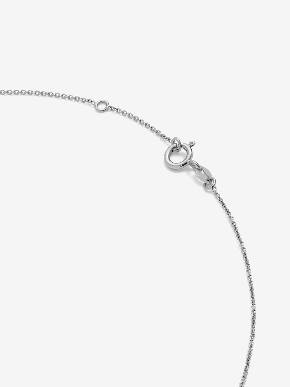 Colgante de oro blanco de 18K con zafiro azul royal en talla pera con un total de 2,46 cts y 32 diamantes en talla brillante con un total de 0,42 cts