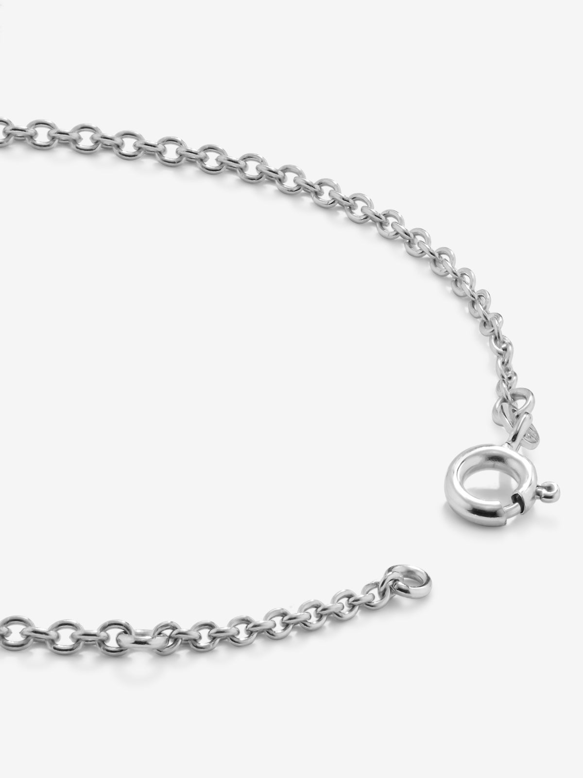 Pulsera cadena de oro blanco de 18K con diamante solitario y orla de diamantes