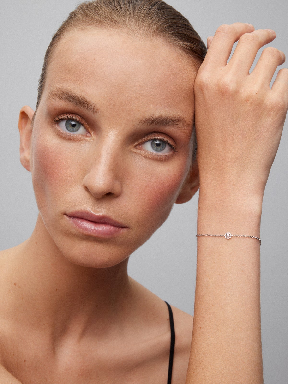 Pulsera cadena de oro blanco de 18K con diamante solitario y orla de diamantes