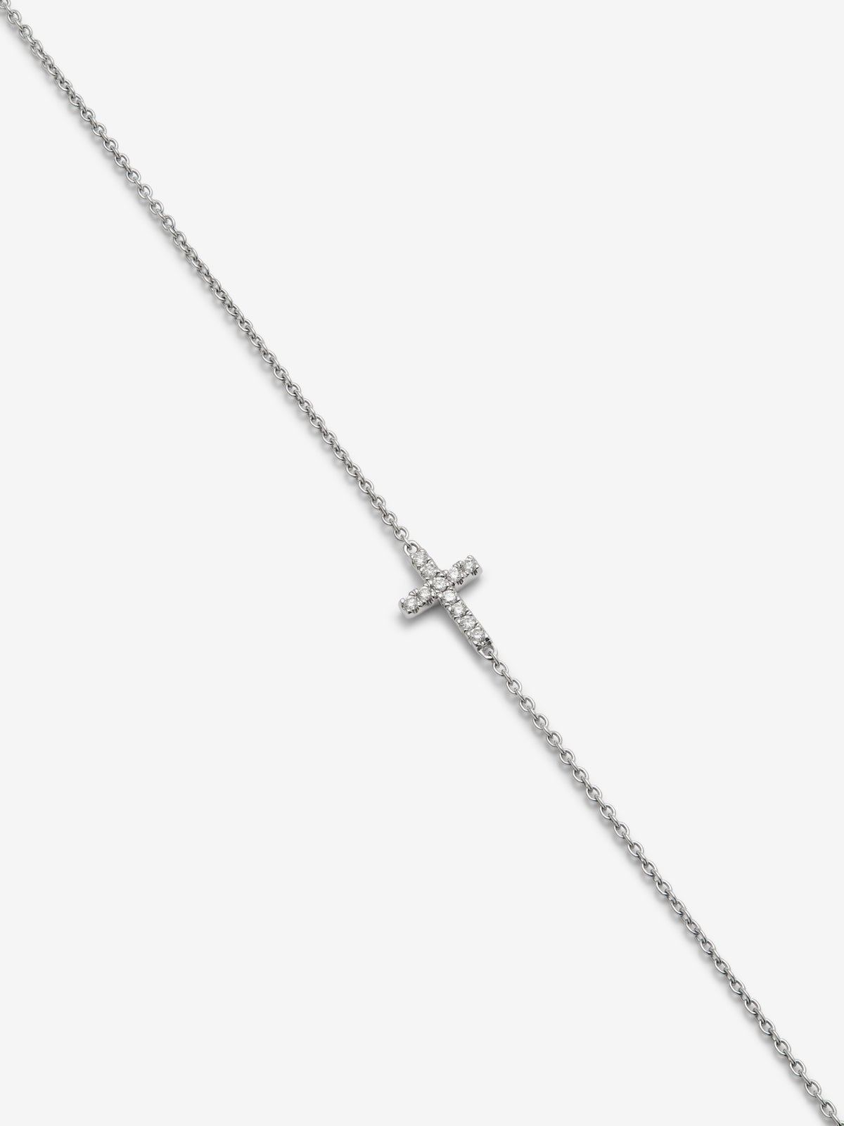 Pulsera de oro blanco de 18K con cruz y diamantes en talla brillante con un total de 0,04 cts