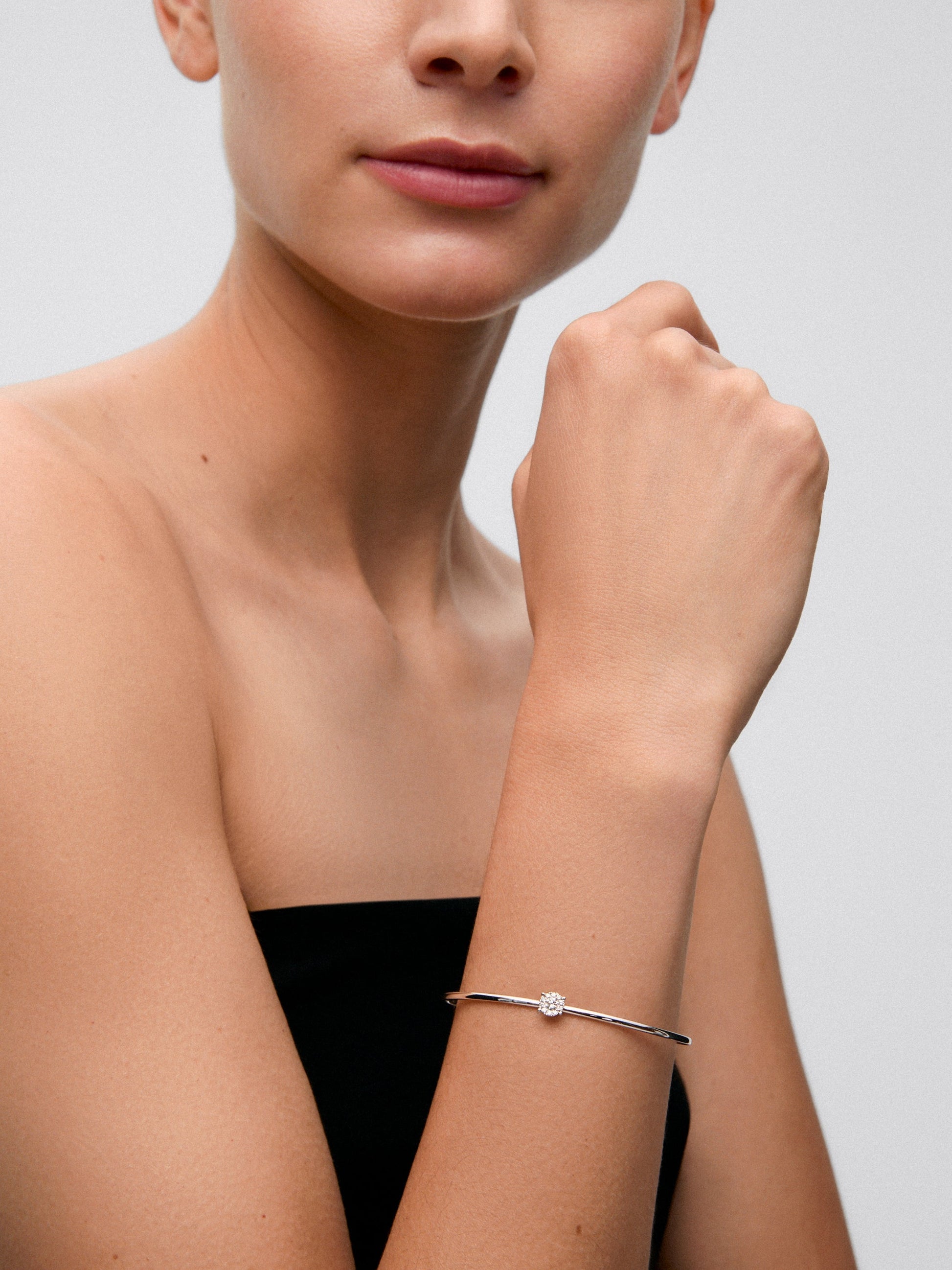 Pulsera rígida de oro blanco de 18K con 11 diamantes en talla brillante con un total de 0,2 cts