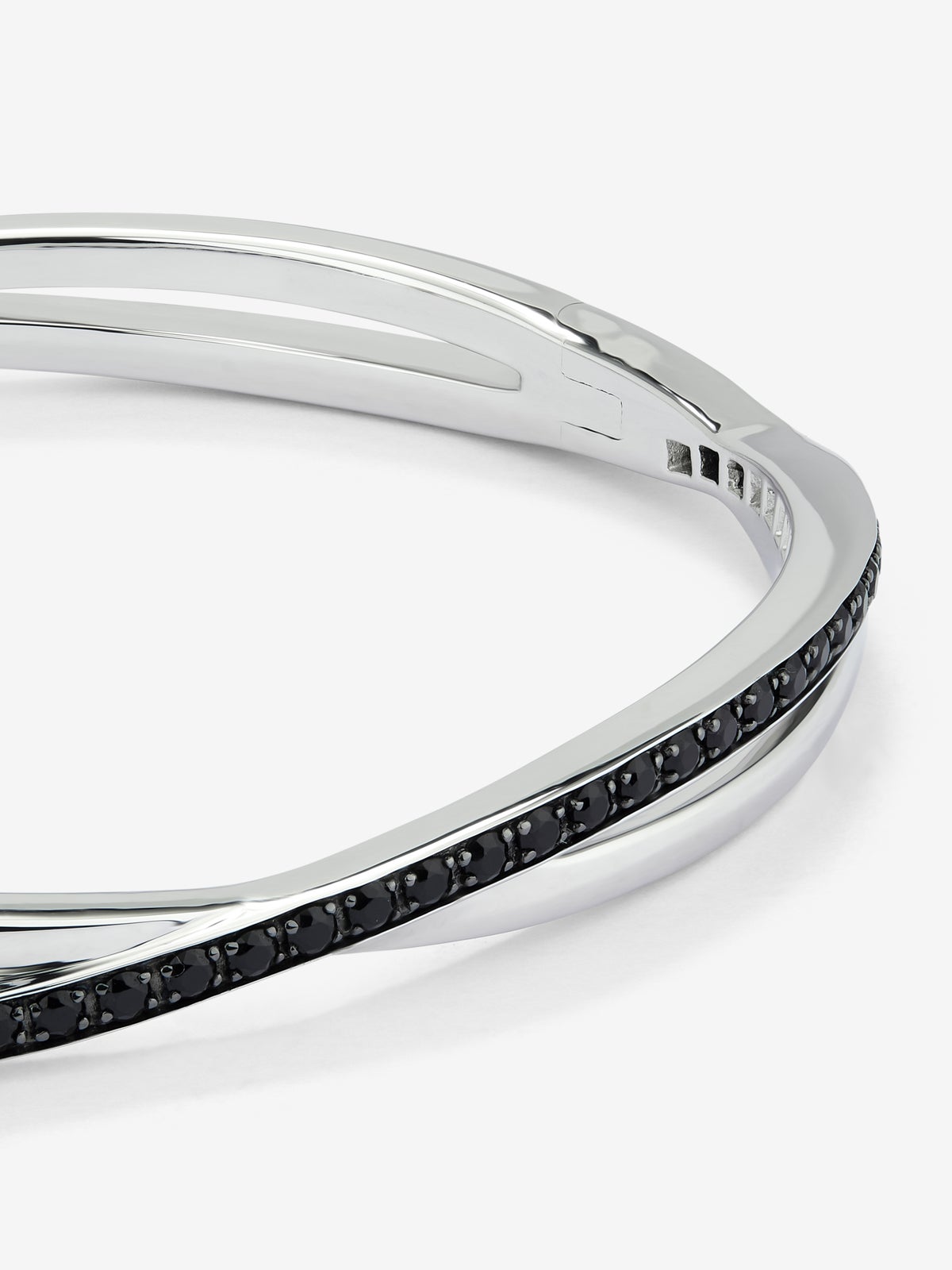 Pulsera rígida de plata 925 con 47 espinelas en talla brillante con un total de 1,23 cts