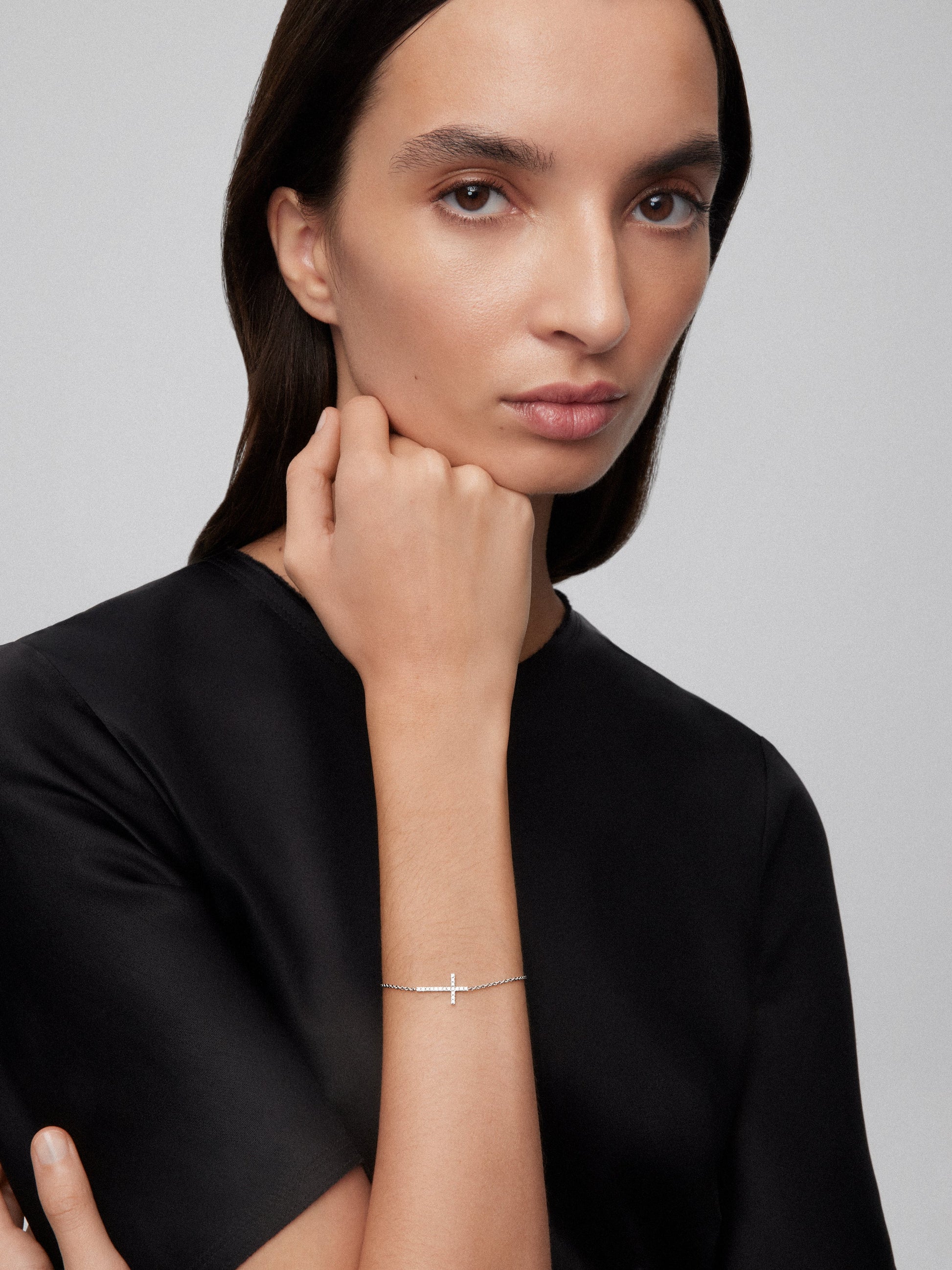 Pulsera de oro blanco de 18K con cruz de diamantes en talla brillante de 0,17 cts