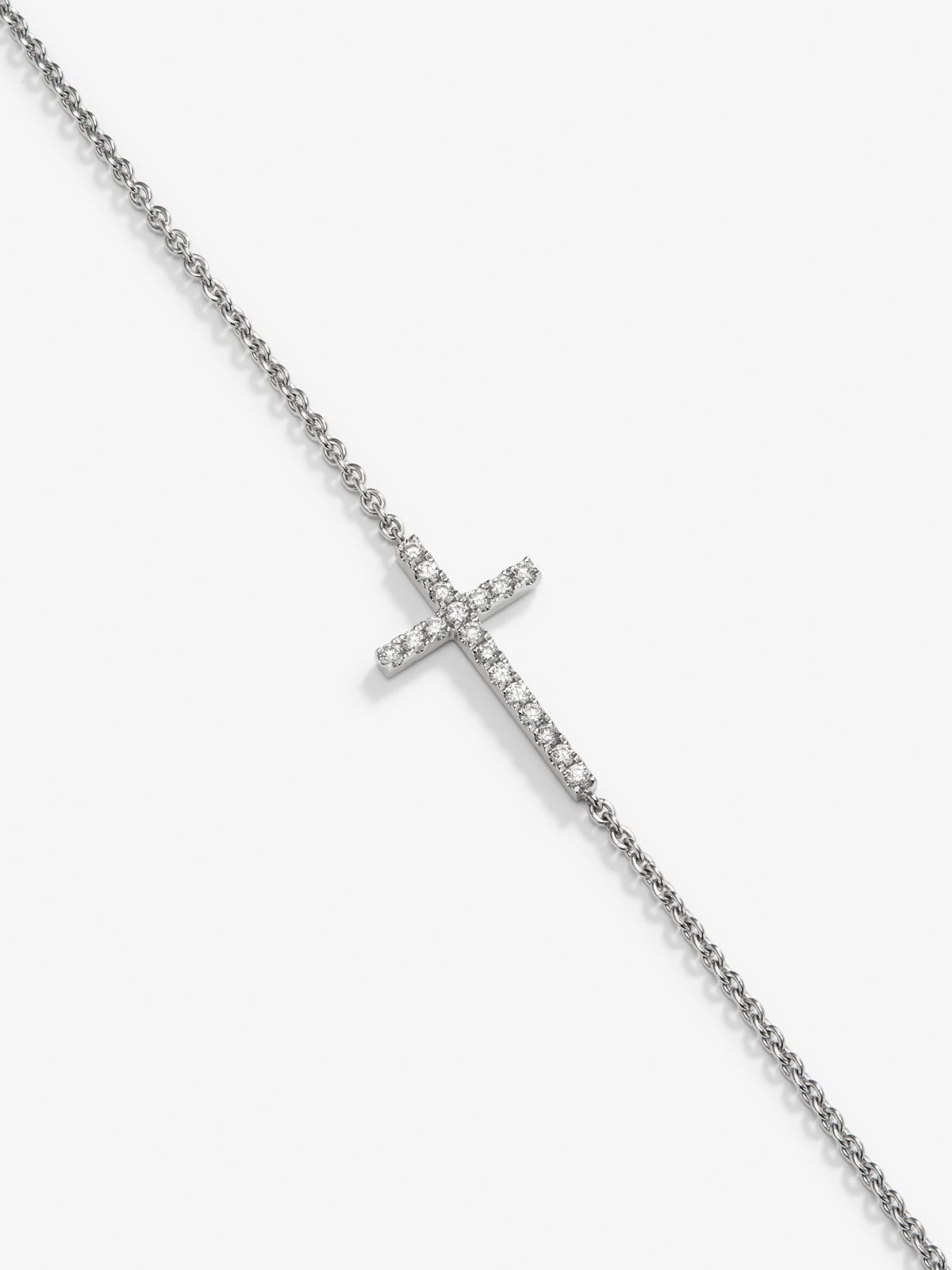 Pulsera de oro blanco de 18K con cruz de diamantes en talla brillante de 0,17 cts