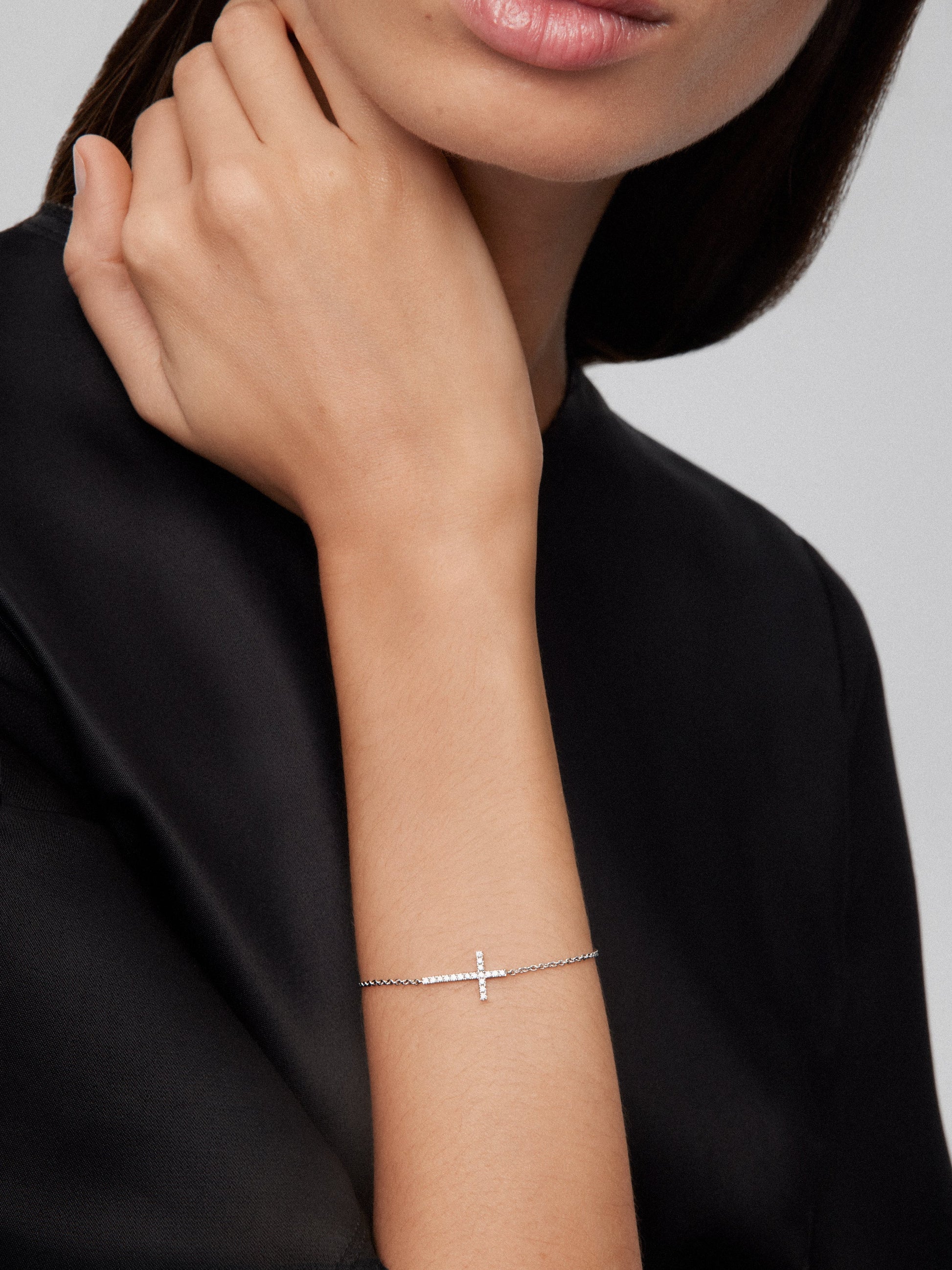Pulsera de oro blanco de 18K con cruz de diamantes en talla brillante de 0,17 cts