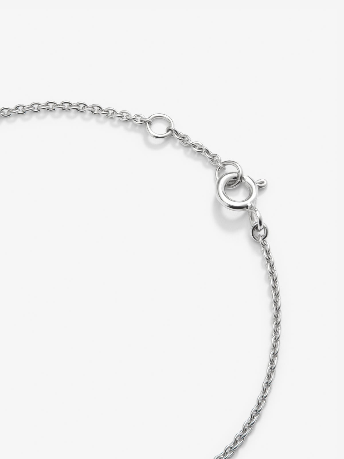 Pulsera de oro blanco de 18K con cruz de diamantes en talla brillante de 0,17 cts