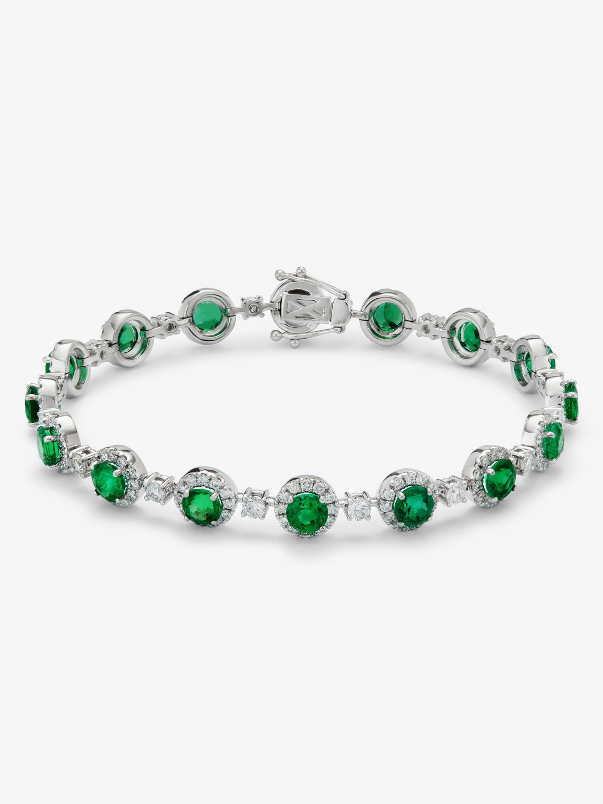 Pulsera de oro blanco de 18K con 16 esmeraldas en talla brillante con un total de 5,58 cts y 208 diamantes en talla brillante con un total de 2,73 cts