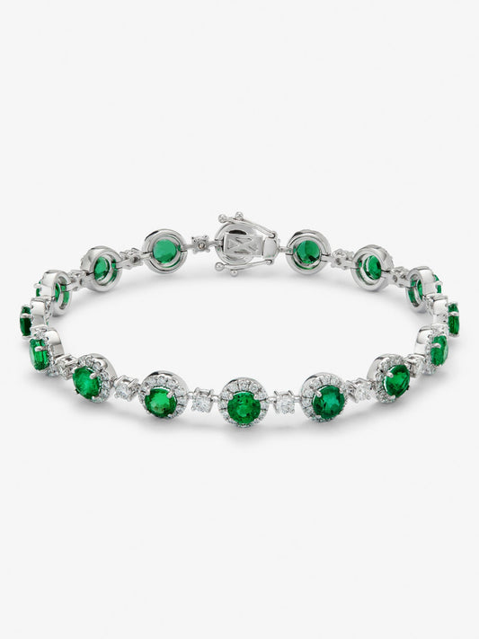 Pulsera de oro blanco de 18K con 16 esmeraldas en talla brillante con un total de 5,58 cts y 208 diamantes en talla brillante con un total de 2,73 cts