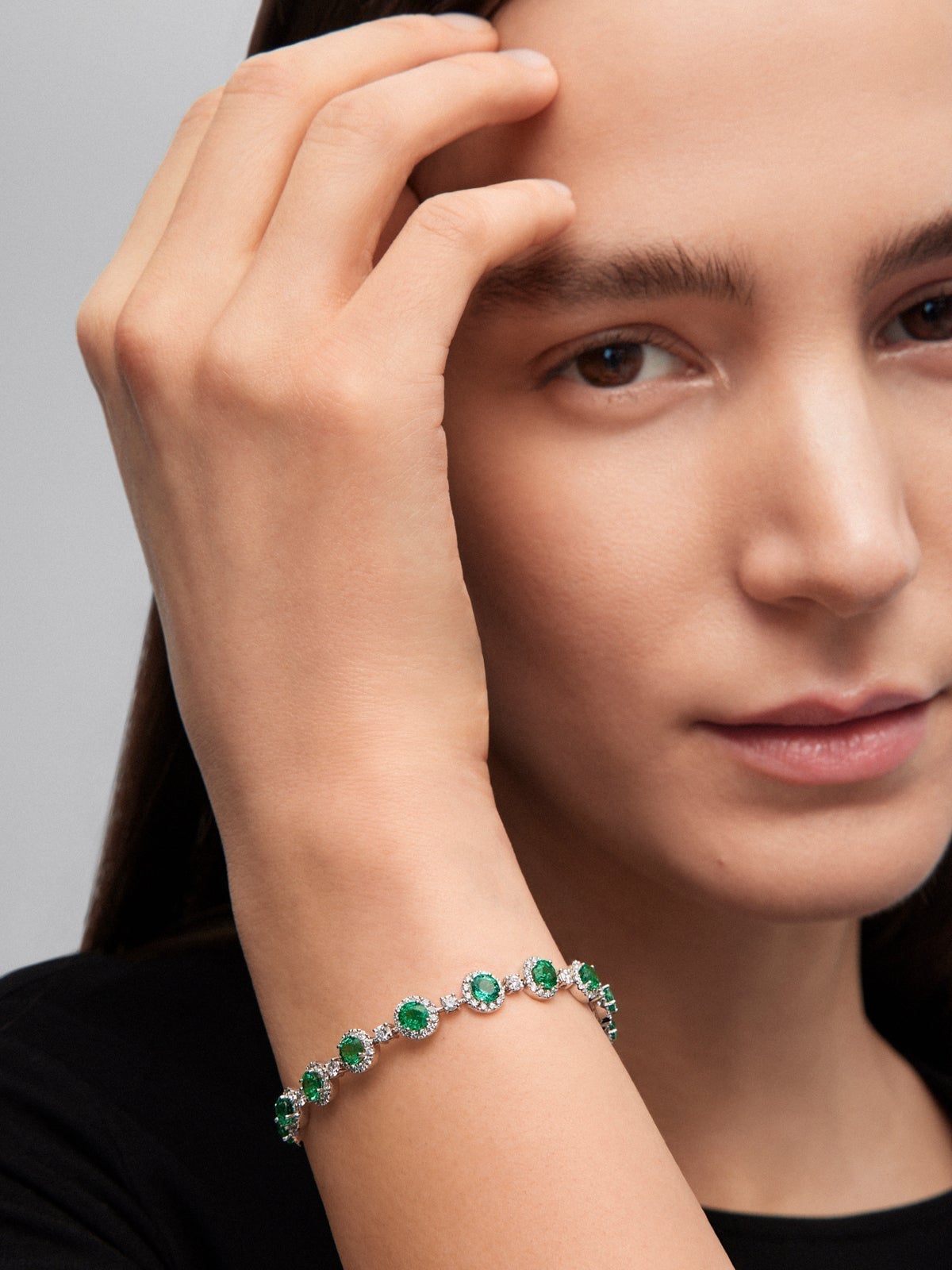 Pulsera de oro blanco de 18K con 16 esmeraldas en talla brillante con un total de 5,58 cts y 208 diamantes en talla brillante con un total de 2,73 cts