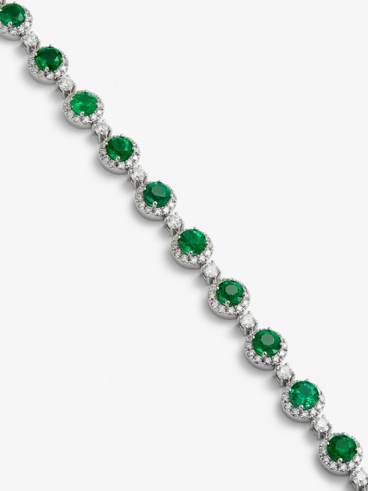 Pulsera de oro blanco de 18K con 16 esmeraldas en talla brillante con un total de 5,58 cts y 208 diamantes en talla brillante con un total de 2,73 cts