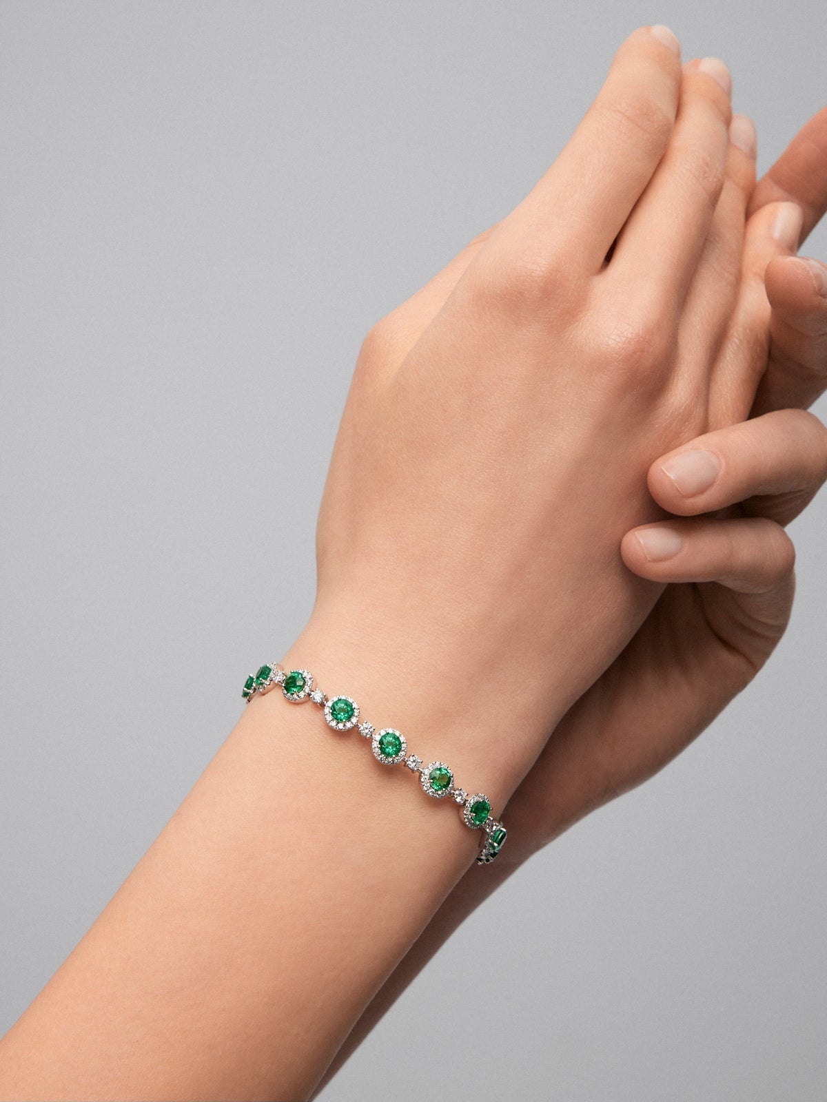 Pulsera de oro blanco de 18K con 16 esmeraldas en talla brillante con un total de 5,58 cts y 208 diamantes en talla brillante con un total de 2,73 cts