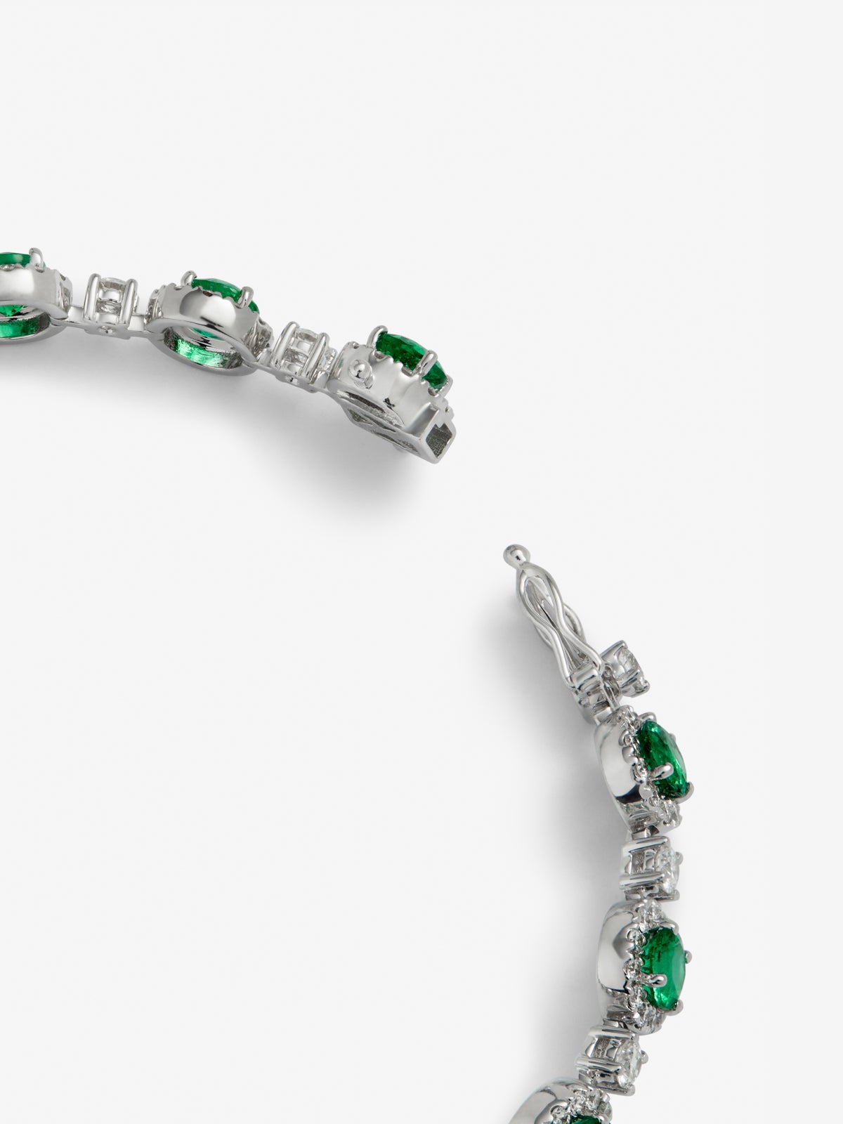 Pulsera de oro blanco de 18K con 16 esmeraldas en talla brillante con un total de 5,58 cts y 208 diamantes en talla brillante con un total de 2,73 cts