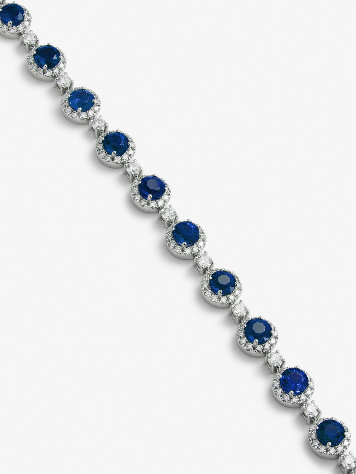 Pulsera rivière de oro blanco de 18K con zafiros azules en talla brillante de 3,95 cts y diamantes blancos en talla brillante de 2,3 cts