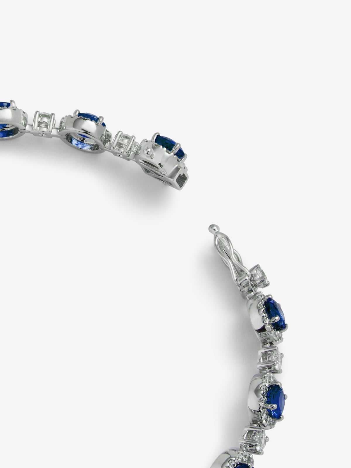 Pulsera rivière de oro blanco de 18K con zafiros azules en talla brillante de 3,95 cts y diamantes blancos en talla brillante de 2,3 cts