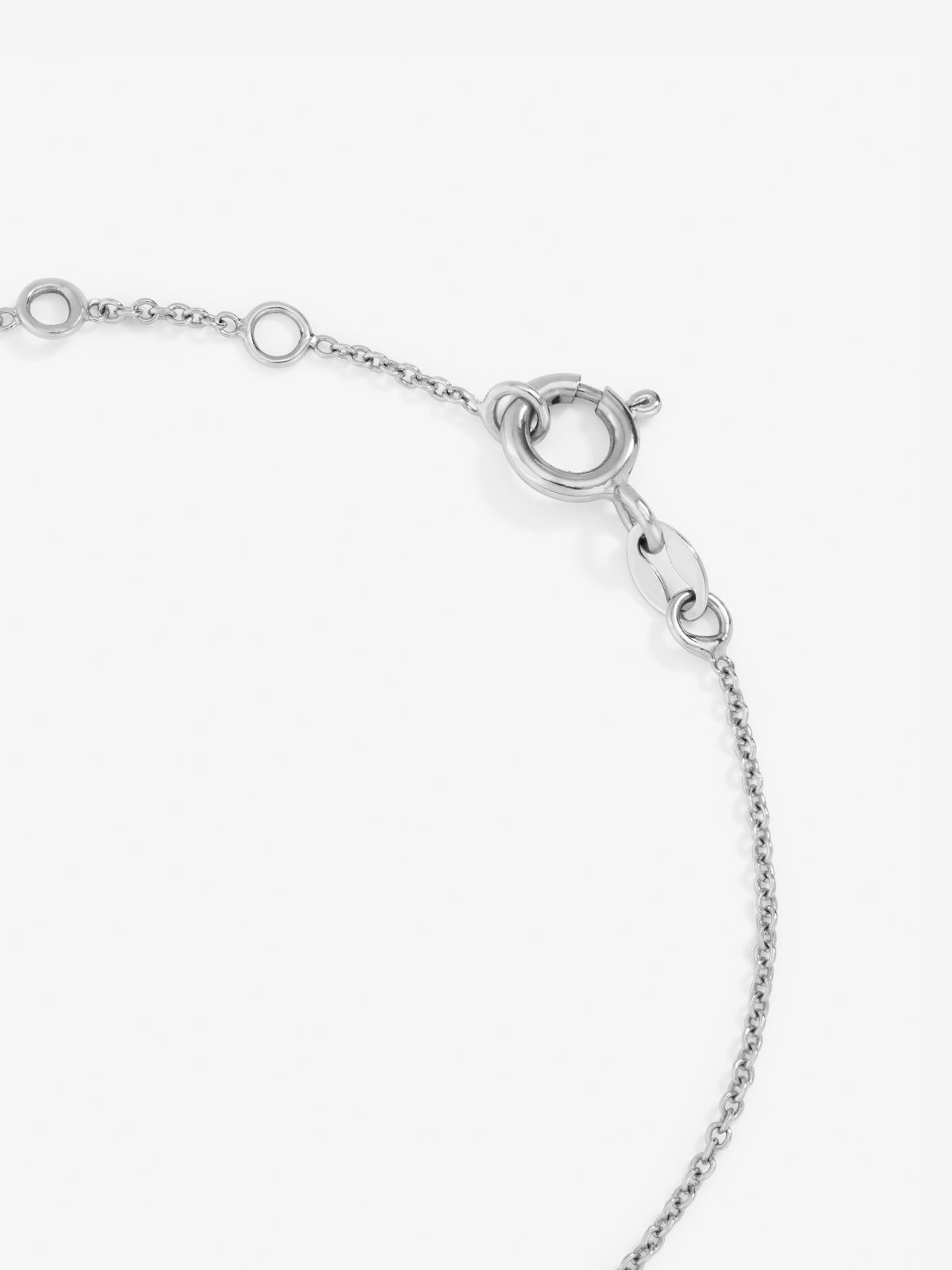 Pulsera de oro blanco de 18K con 9 diamantes en talla brillante con un total de 0,29 cts