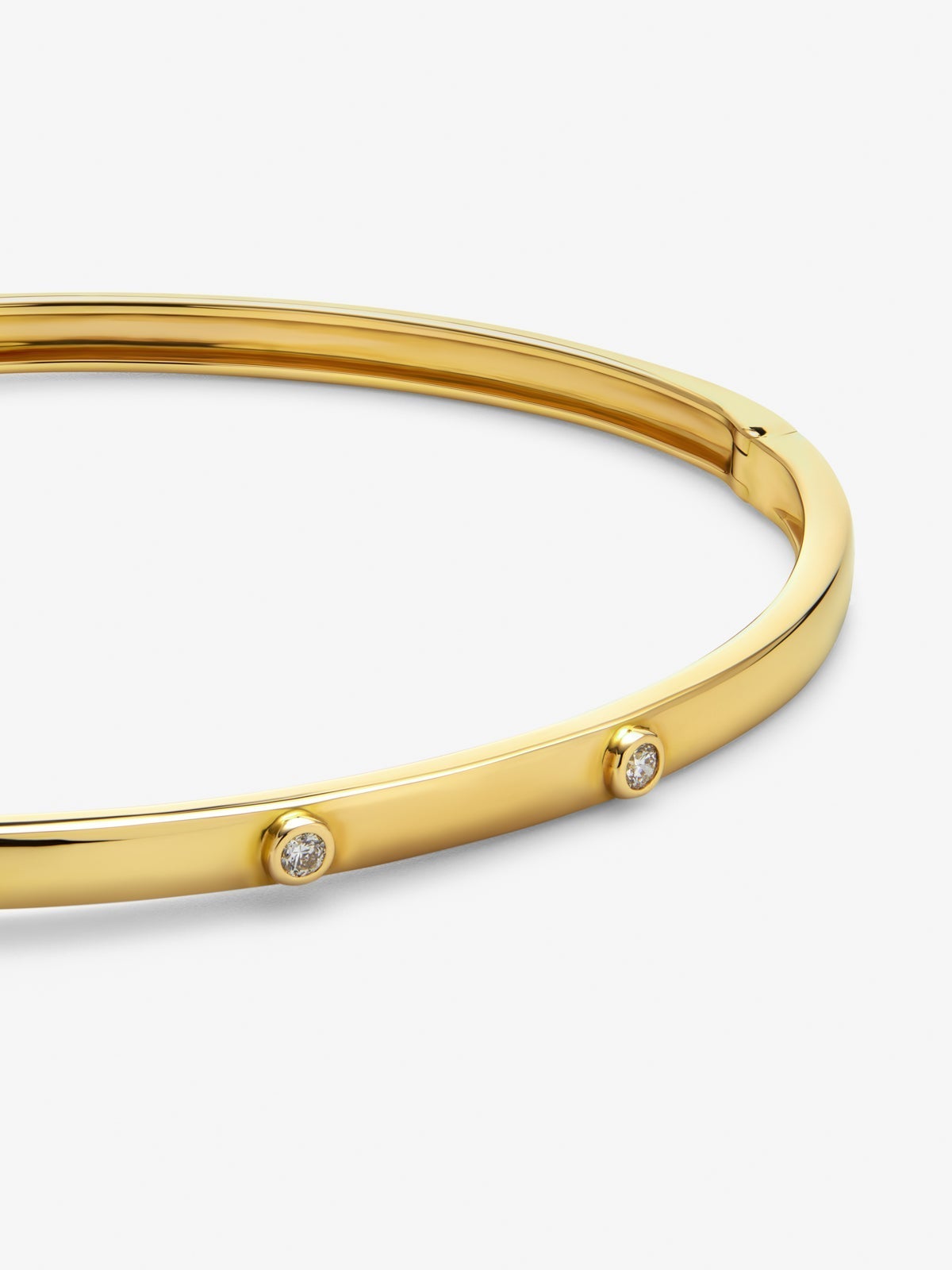 Pulsera rígida de oro amarillo de 18K con 3 diamantes en talla brillante con un total de 0,07 cts