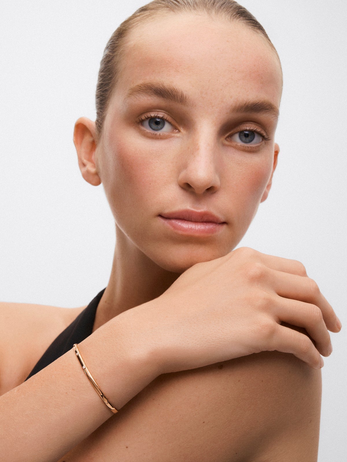Pulsera rígida de oro amarillo de 18K con 3 diamantes en talla brillante con un total de 0,07 cts