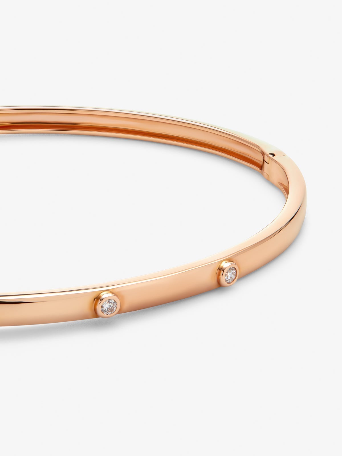 Pulsera rígida de oro rosa de 18K con diamantes en talla brillante de 0,07 cts
