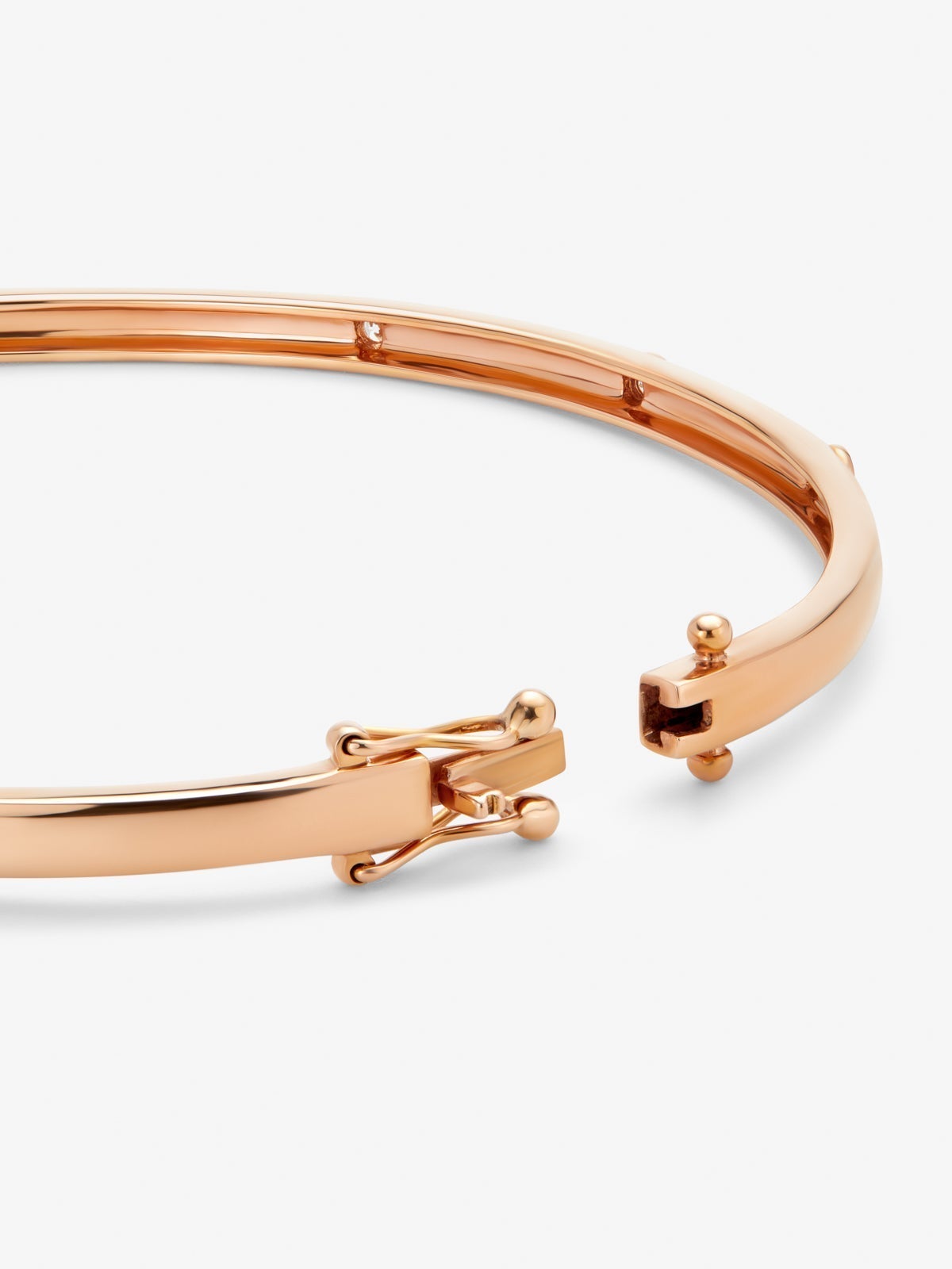 Pulsera rígida de oro rosa de 18K con diamantes en talla brillante de 0,07 cts