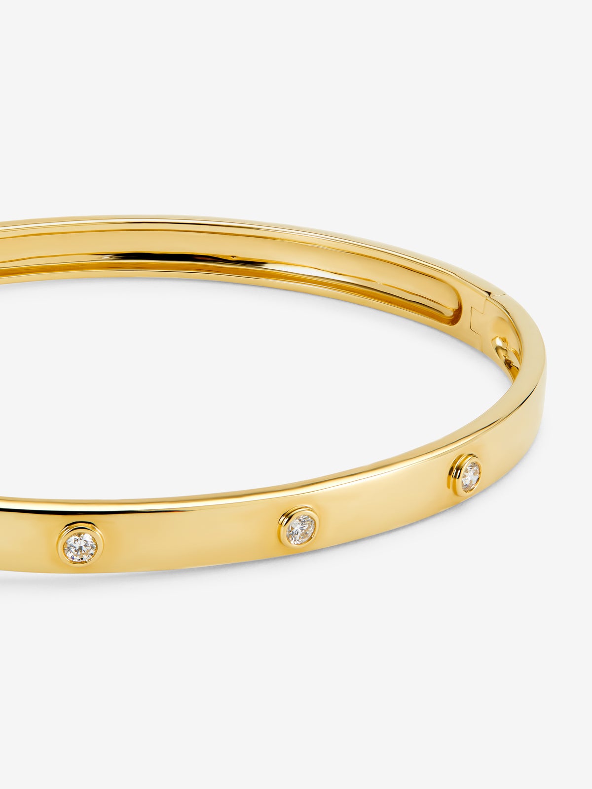 Pulsera rígida de oro amarillo de 18K con diamantes blancos en talla brillante de 0,13 cts T16