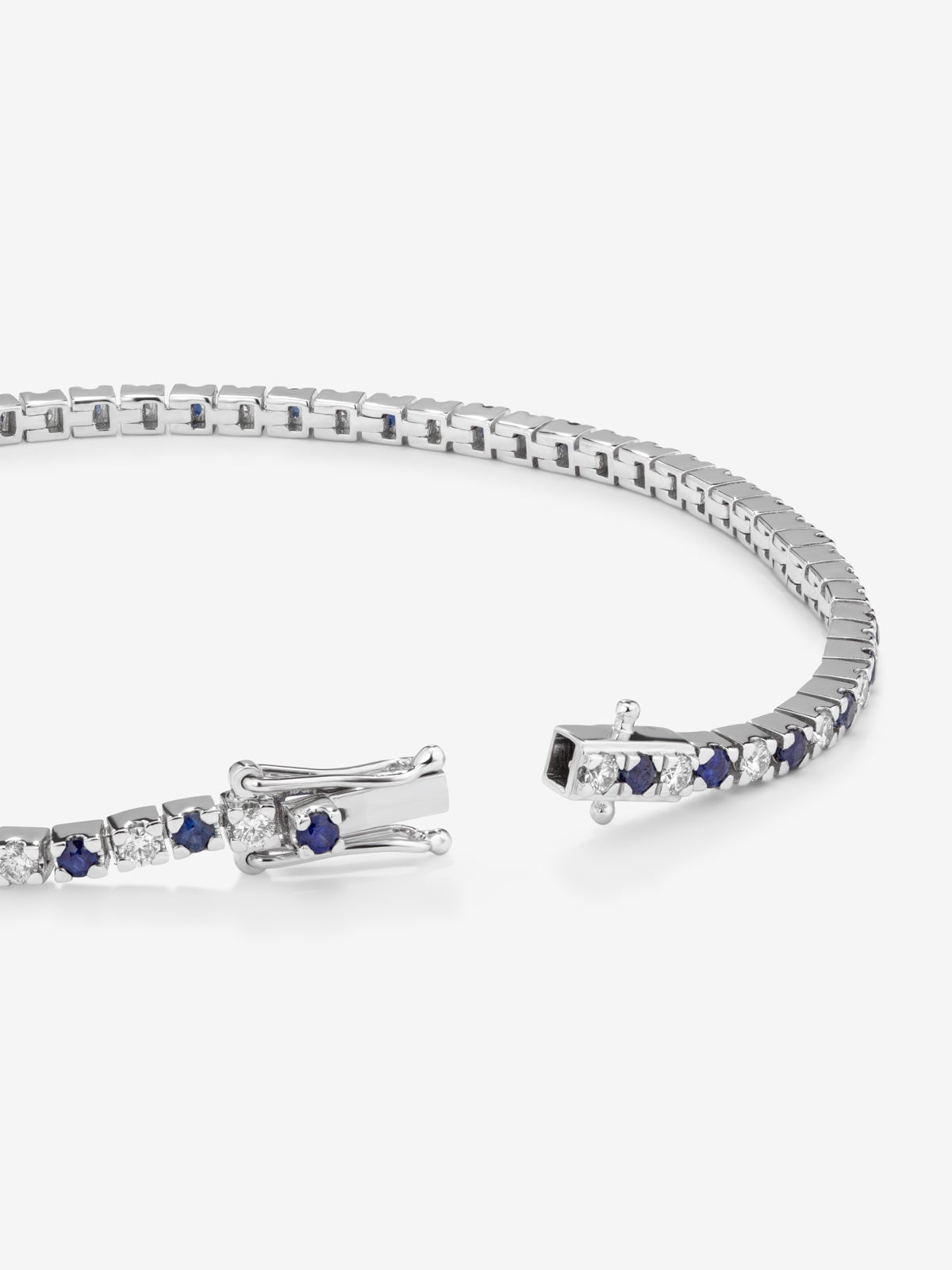 Pulsera de oro blanco de 18K con 37 diamantes en talla brillante con un total de 0,88 cts y 38 zafiros azules en talla brillante con un total de 0,95 cts