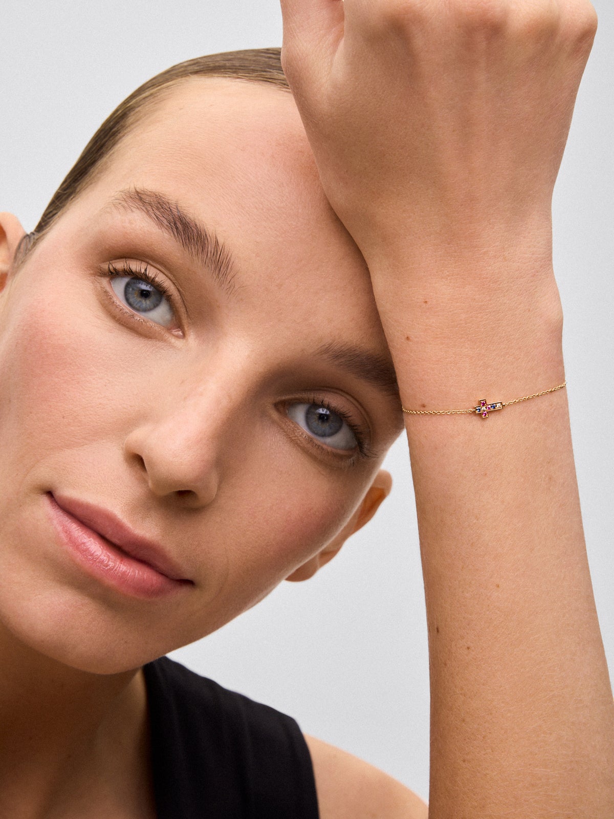 Pulsera cadena cruz de oro rosa de 18K con 7 zafiros multicolor con un total de 0,08 cts
