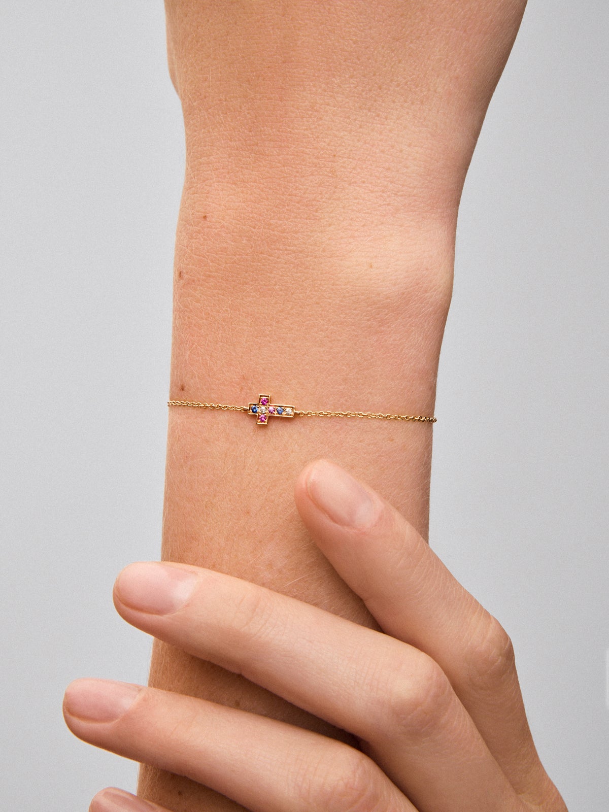 Pulsera cadena cruz de oro rosa de 18K con 7 zafiros multicolor con un total de 0,08 cts