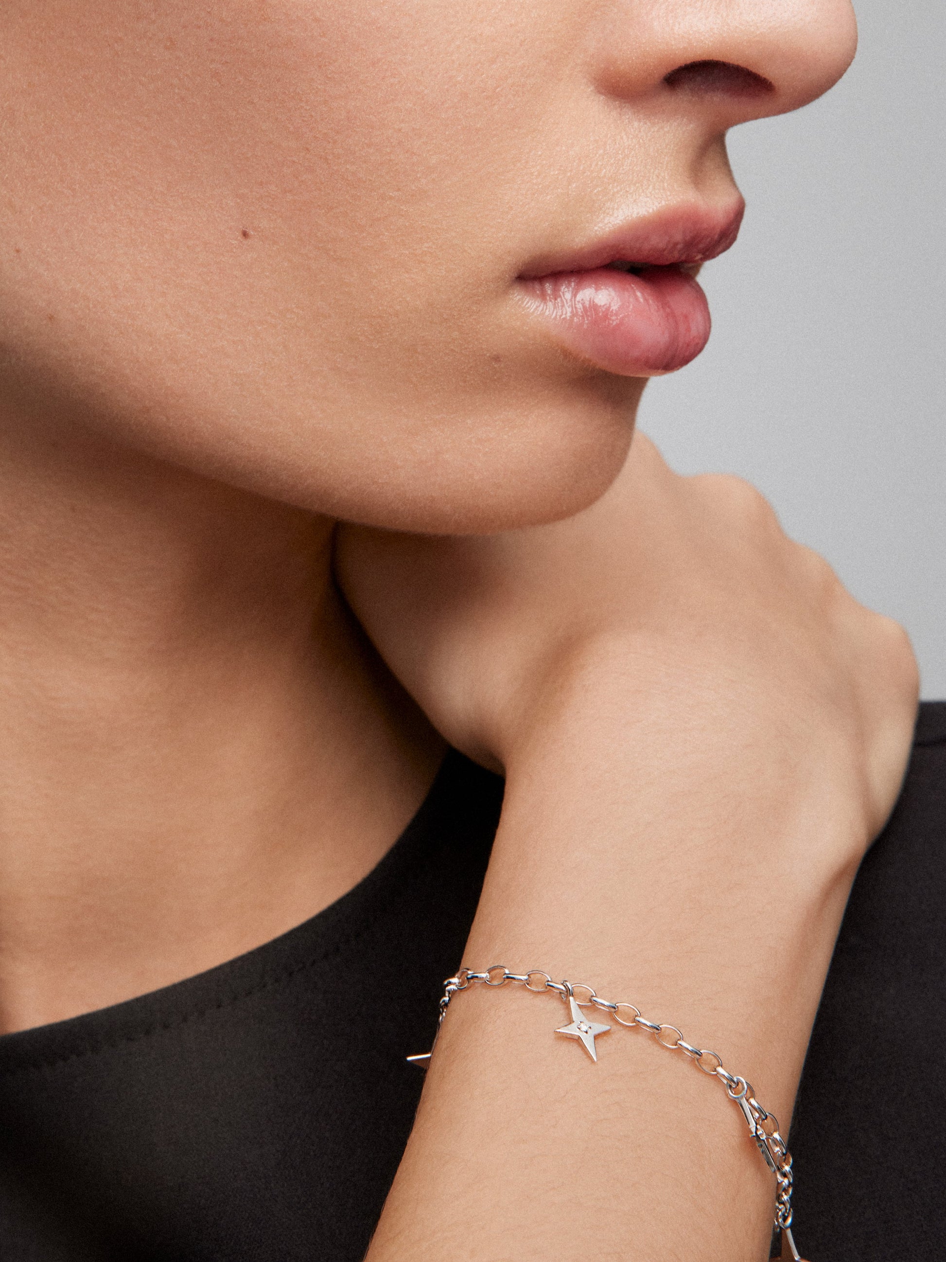 Pulsera de plata 925 con 7 diamantes en talla brillante con un total de 0,05 cts y estrellas