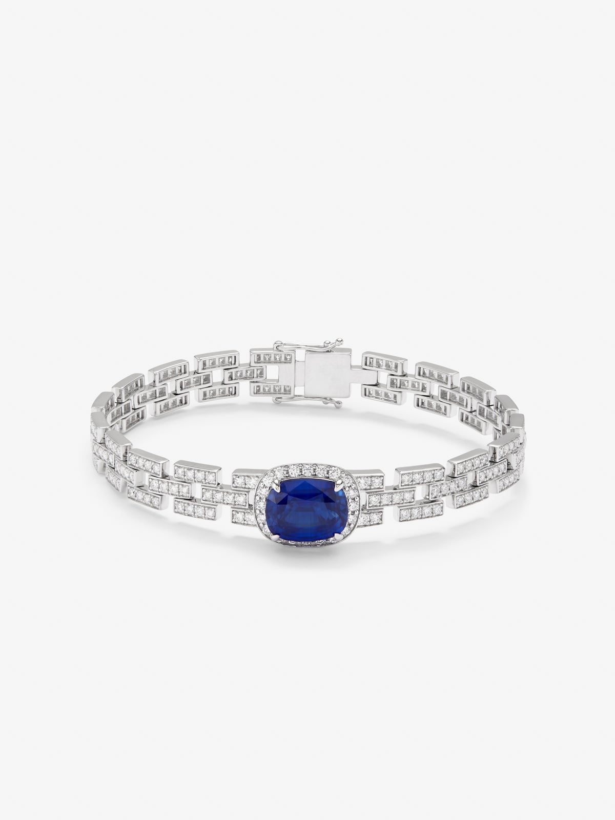 Pulsera de oro blanco de 18K con zafiro azul royal en talla oval de 6 cts y diamantes blancos en talla brillante de 3,15 cts