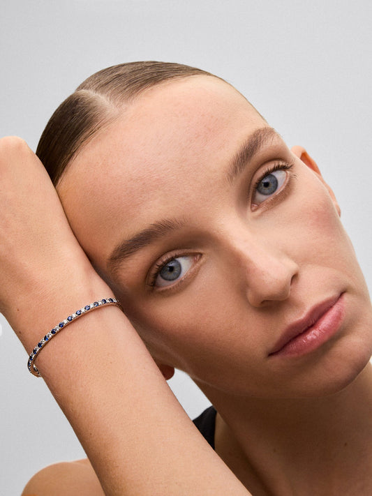 Pulsera rígida de oro blanco de 18K con pavé de zafiros azules y diamantes
