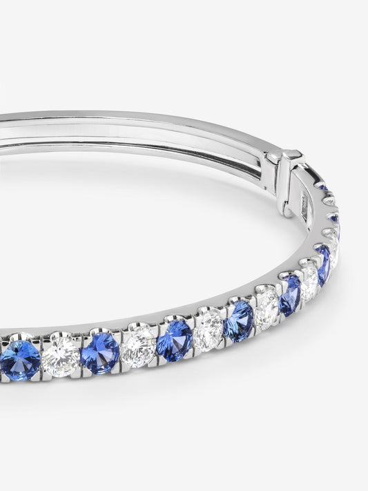 Pulsera rígida de oro blanco de 18K con 11 zafiros azules en talla brillante con un total de 4,9 cts y 11 diamantes en talla brillante con un total de 1,85 cts