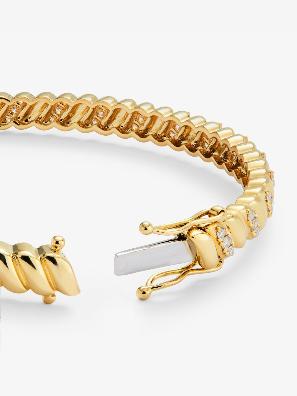 Pulsera rígida de oro amarillo de 18K con diamantes blancos en talla brillante de 0,58 cts