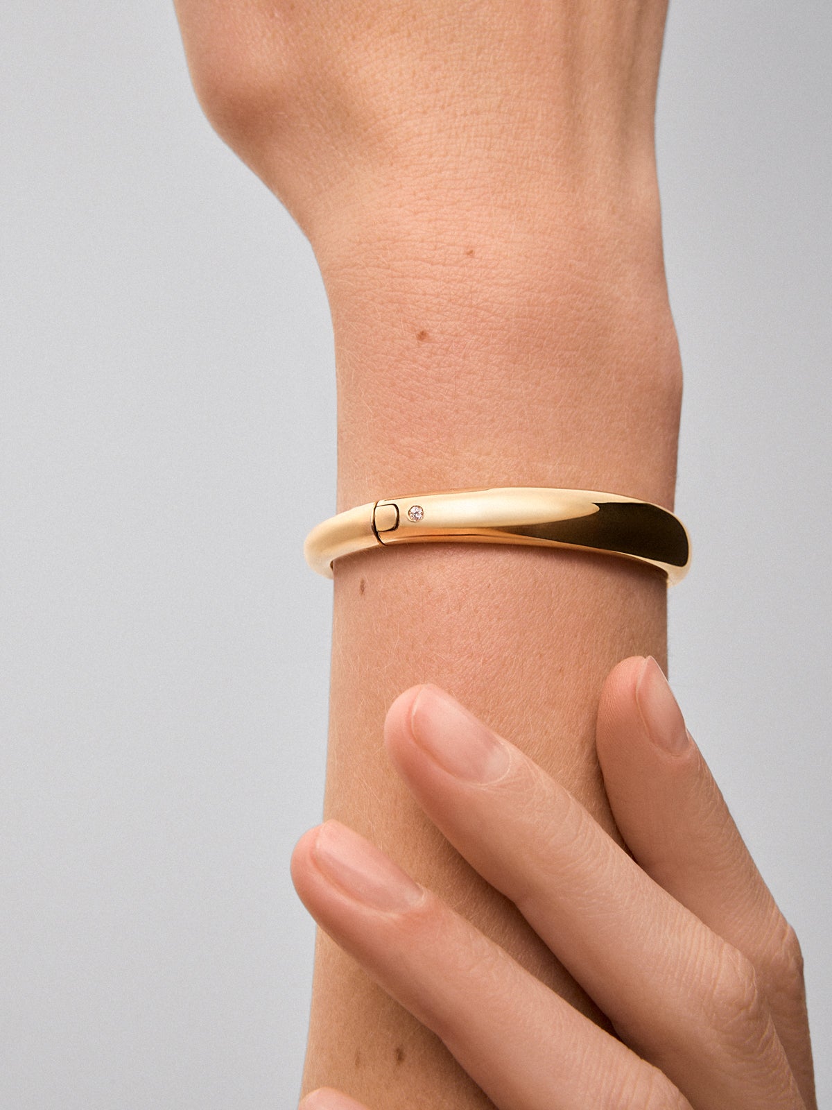 Pulsera rígida lisa de oro amarillo de 18K con diamante