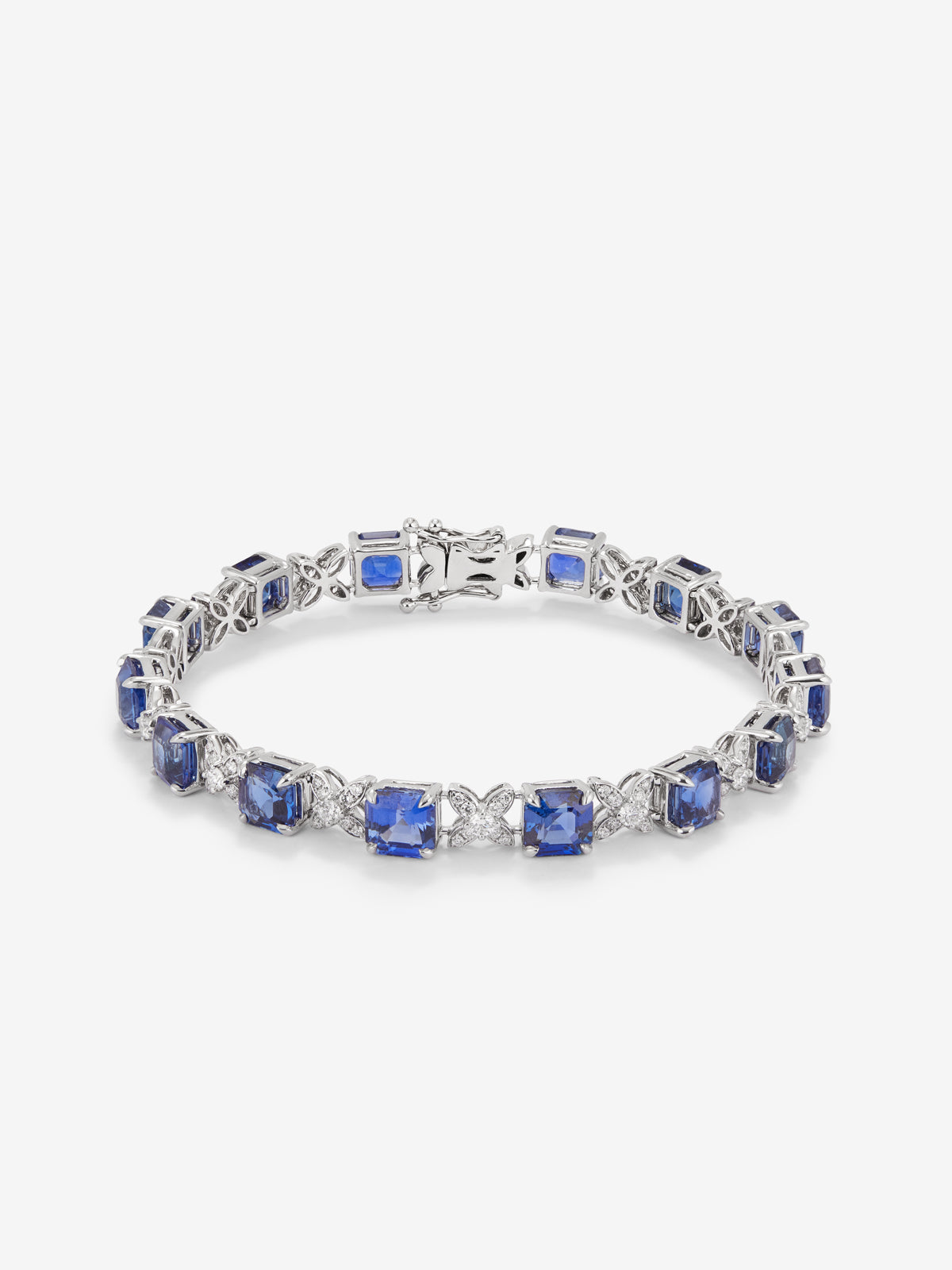 Pulsera de oro blanco de 18K con zafiros azules en talla octogonal de 16,86 cts y diamantes blancos en talla brillante de 1,32 cts