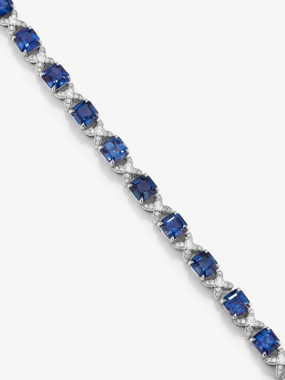 Pulsera de oro blanco de 18K con zafiros azules en talla octogonal de 16,86 cts y diamantes blancos en talla brillante de 1,32 cts