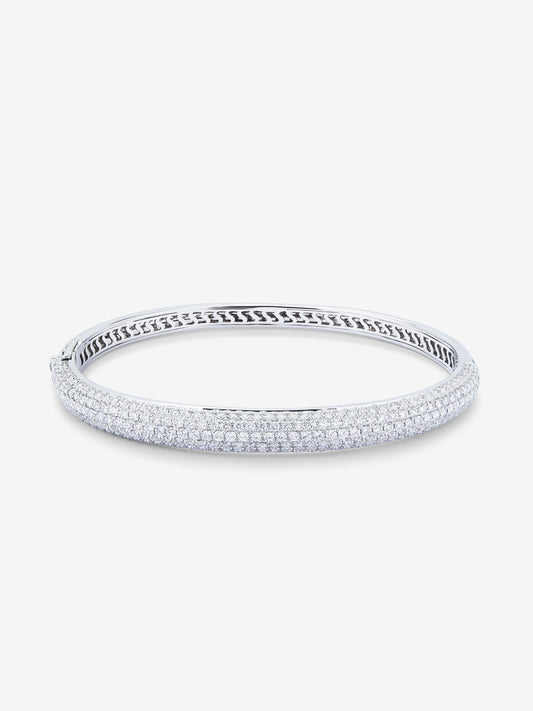 Pulsera rígida de media caña de oro blanco de 18K con pavé de diamantes
