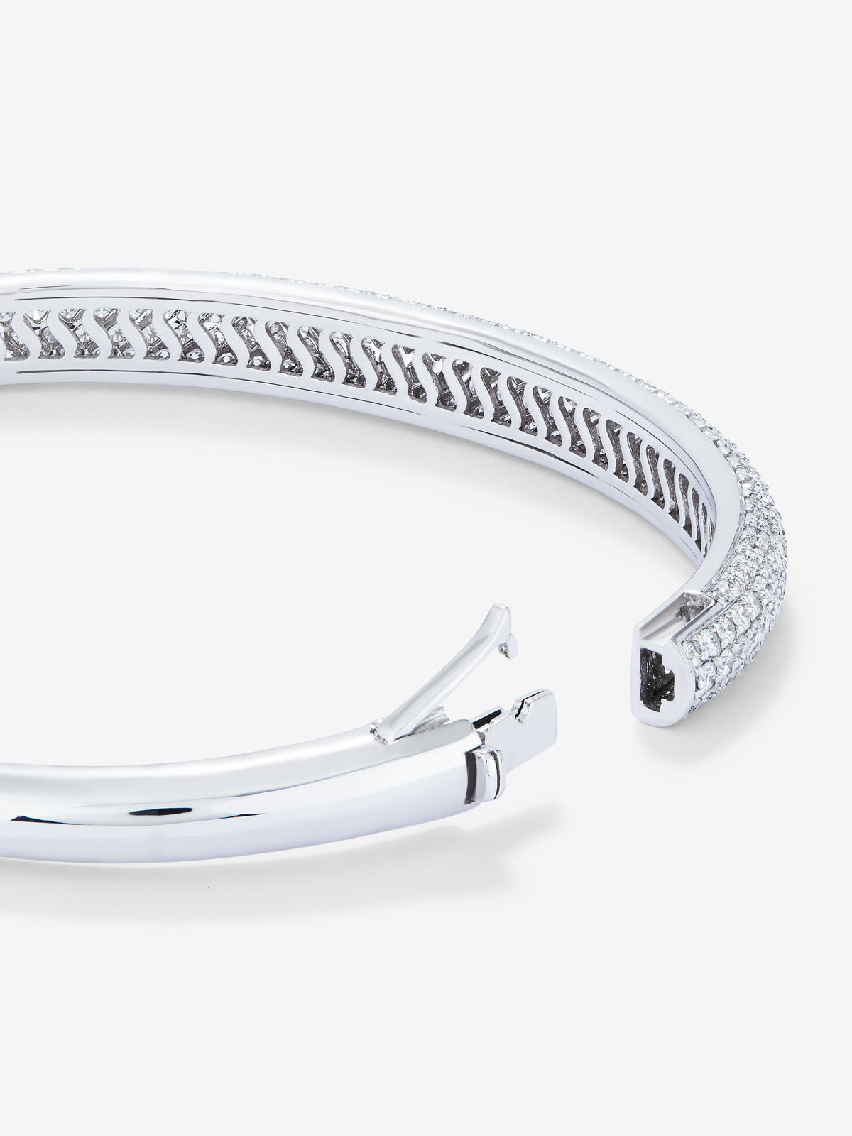 Rigid half -cane bracelet 18k white with diamond paw