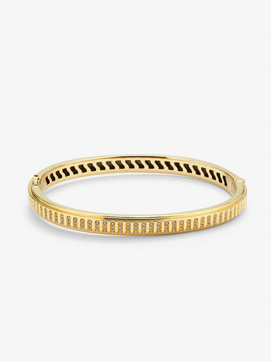Pulsera rígida de oro amarillo de 18K con 123 diamantes en talla brillante con un total de 0,3 cts