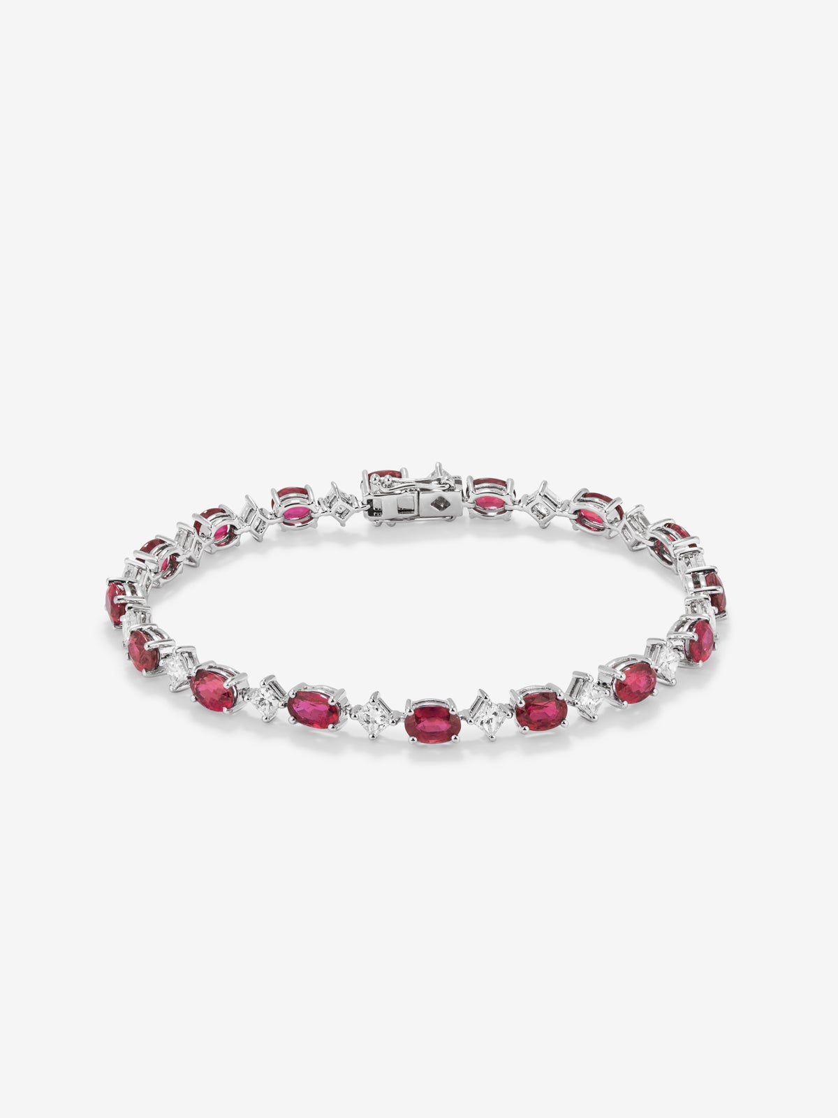 Pulsera rivière de oro blanco de 18K con rubíes rojos en talla oval de 10,16 cts y diamantes blancos en talla princesa de 2,69 cts