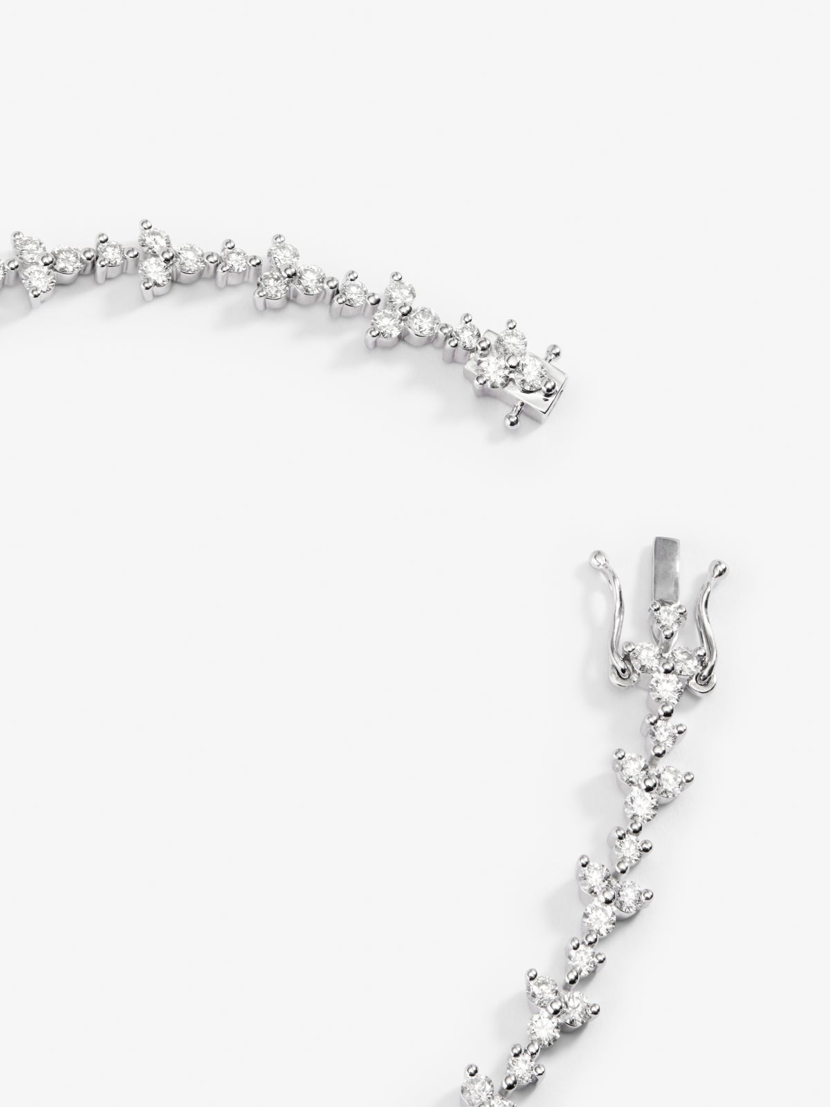 Pulsera rivière de oro blanco de 18K con diamantes en talla brillante de 2,82 cts