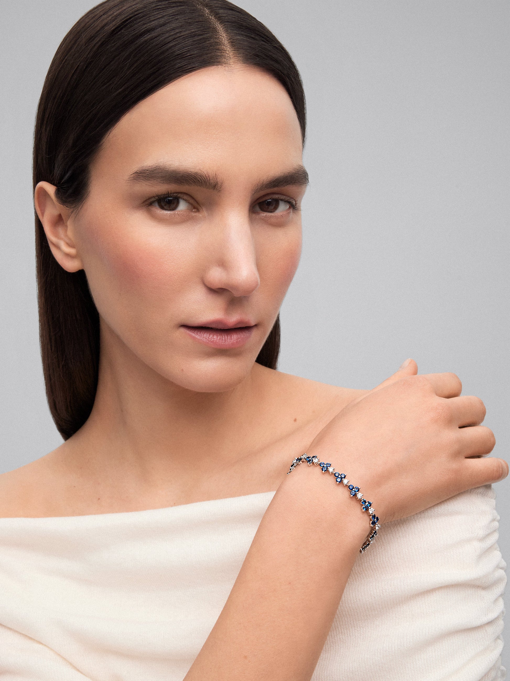 Pulsera rivière de oro blanco de 18K con zafiros azules en talla brillante de 6,62 cts y diamantes blancos en talla brillante de 2,85 cts