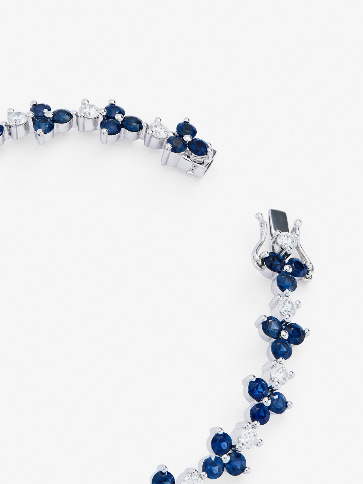 Pulsera rivière de oro blanco de 18K con zafiros azules en talla brillante de 6,62 cts y diamantes blancos en talla brillante de 2,85 cts