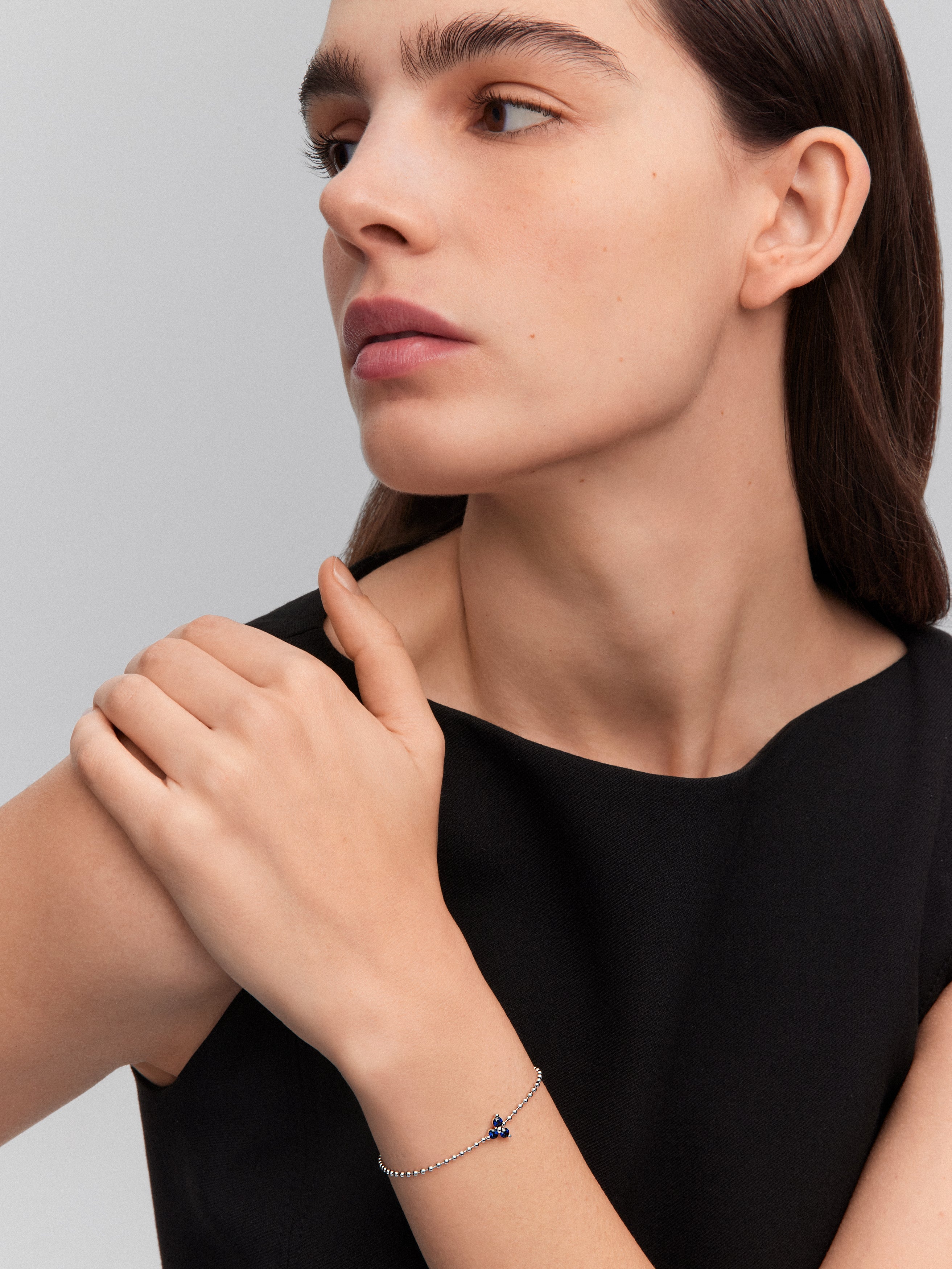 Pulsera de oro blanco de 18K con zafiro azul en talla brillante de 0,38 cts