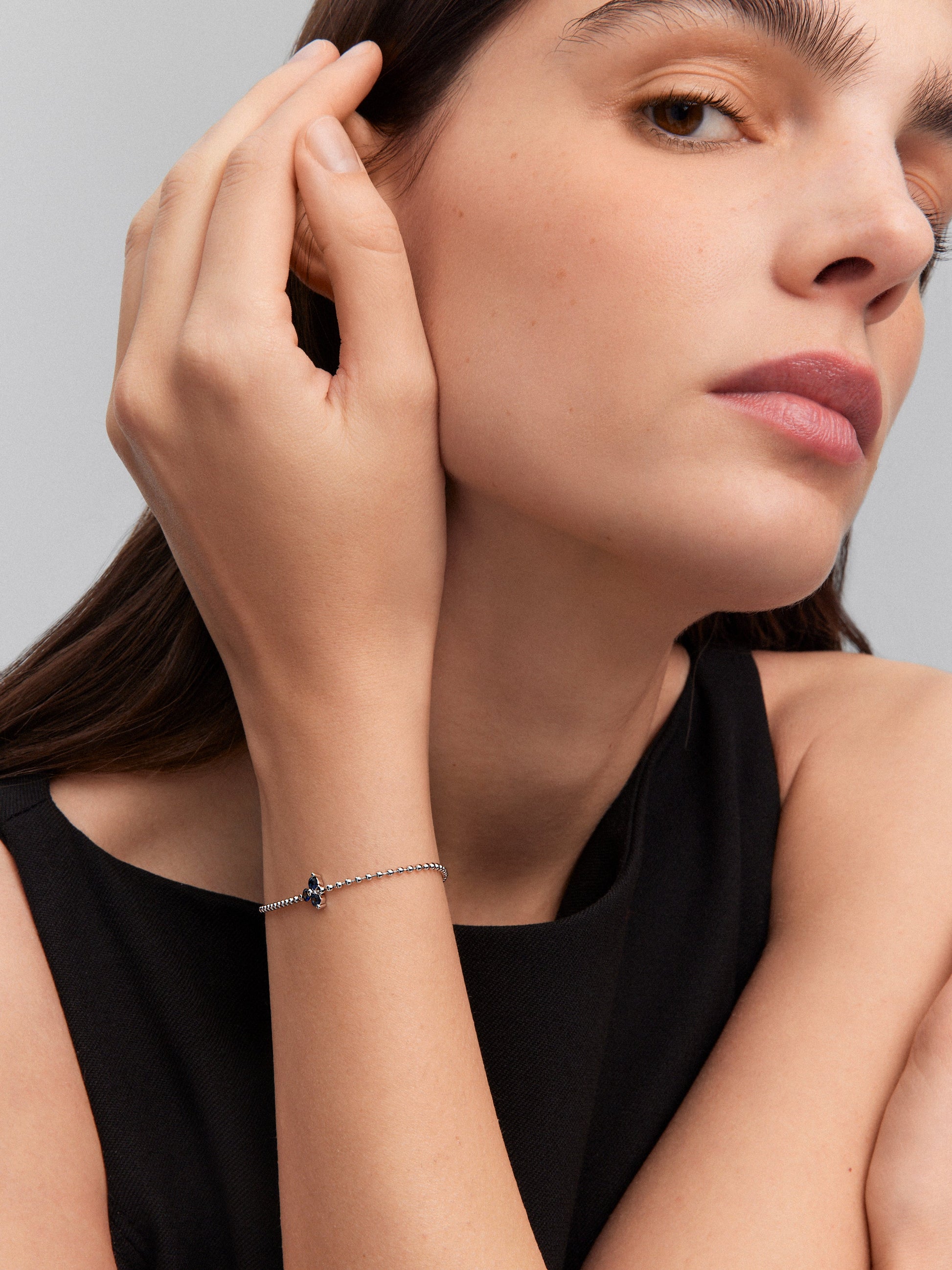 Pulsera de oro blanco de 18K con zafiro azul en talla brillante de 0,38 cts