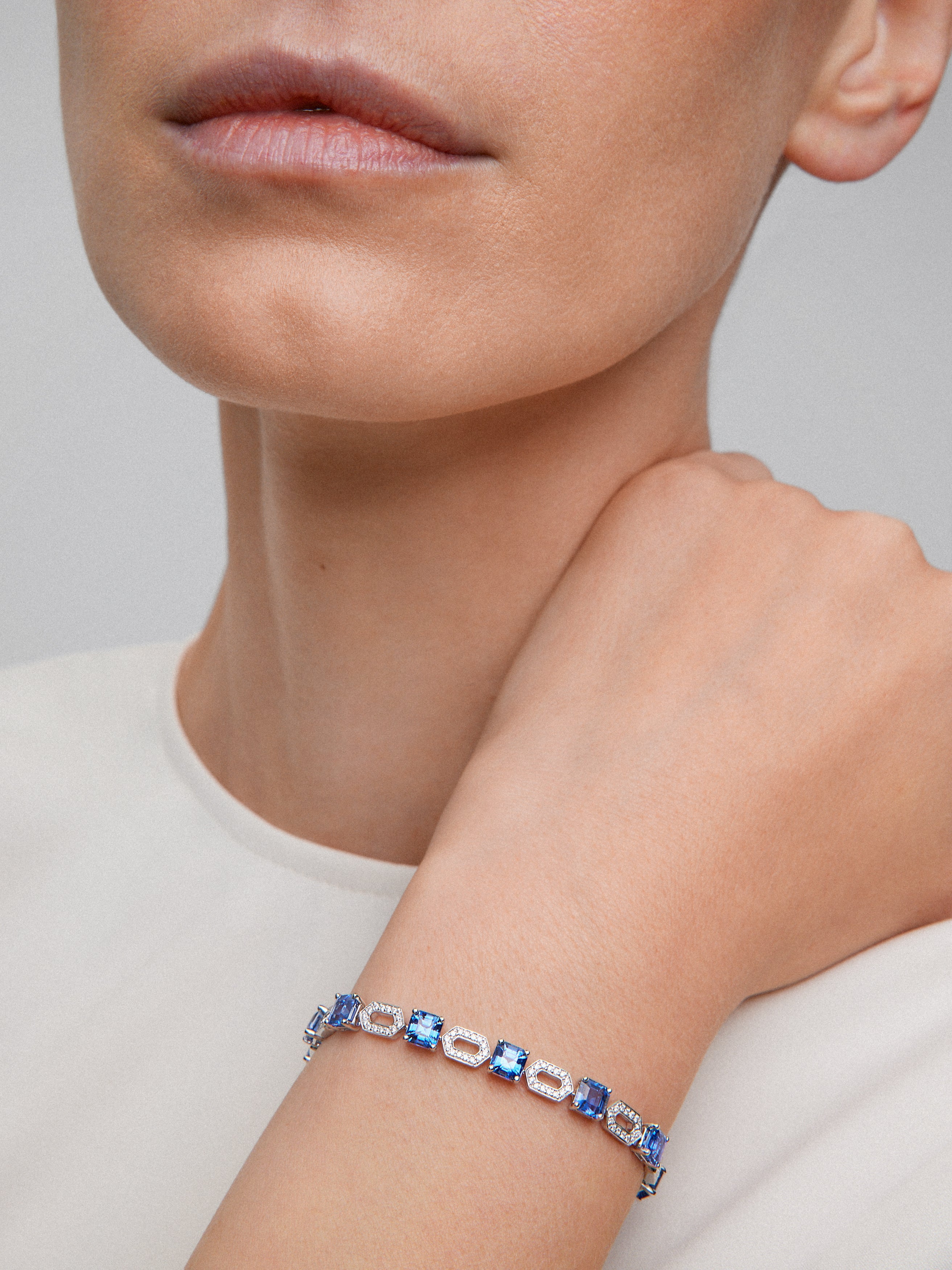 Pulsera de oro blanco de 18K con zafiros azules en talla octogonal de 9,37 cts y diamantes blancos en talla brillante de 0,69 cts