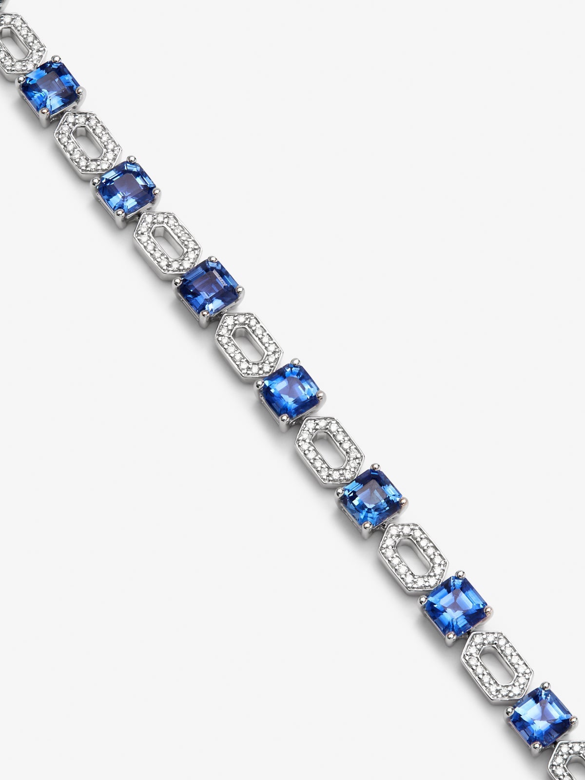 Pulsera de oro blanco de 18K con zafiros azules en talla octogonal de 9,37 cts y diamantes blancos en talla brillante de 0,69 cts