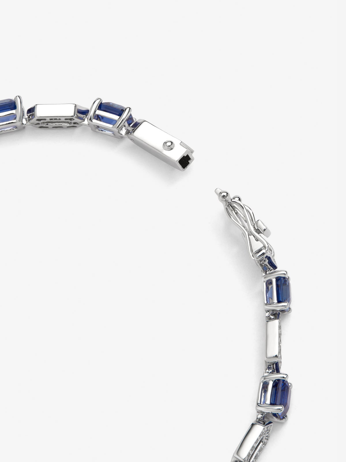 Pulsera de oro blanco de 18K con zafiros azules en talla octogonal de 9,37 cts y diamantes blancos en talla brillante de 0,69 cts