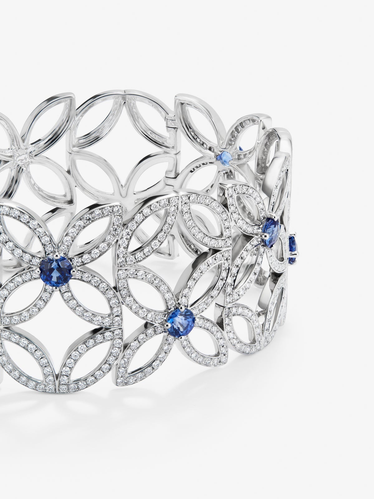 Pulsera de oro blanco de 18K con zafiros azules en talla brillante de 3,5 cts y diamantes blancos en talla brillante de 5,12 cts